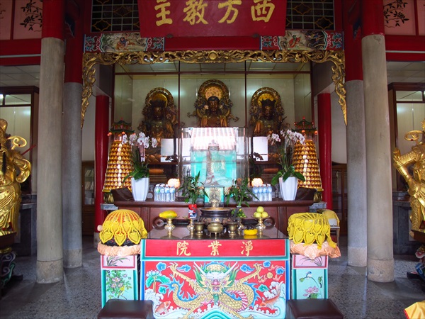 正殿明間佛龕供奉西方三聖：阿彌佗佛、觀世音菩薩、大勢至菩薩，為臺灣少見的寧波風格佛像。