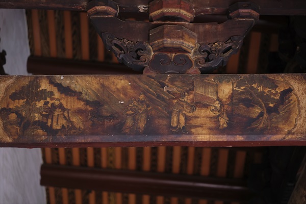 正殿上歷經百餘年時光煙熏的彩繪，呈現出經歲月洗禮後的古樸樣貌。