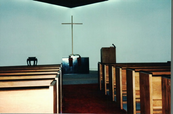 教堂菱形空間設計中於民國70年(西元1981年)所製銅管的十字架。