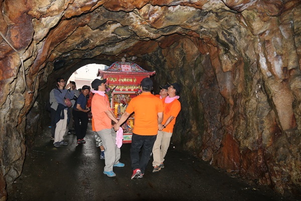 九份請關渡媽祖源自日治時期的瘟疫，遶境隊伍穿過山區隧道。
