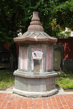 聖蹟亭又稱惜字亭是文昌祠前的焚紙爐，代表對文字的尊重。